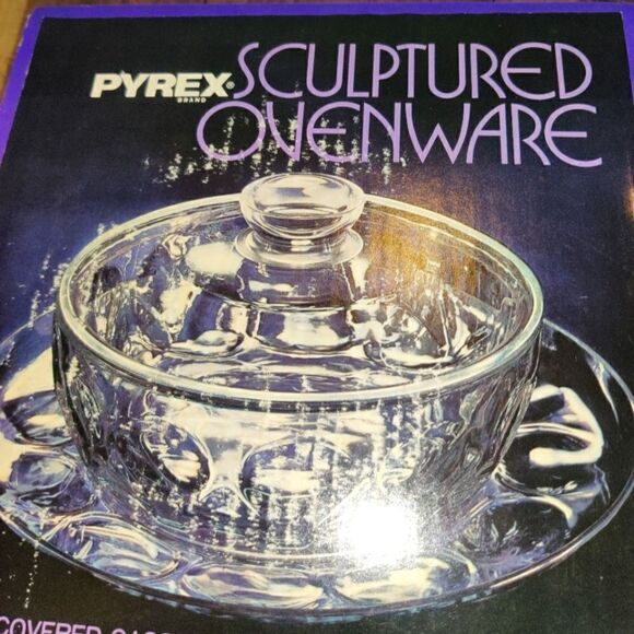 Pyrex Sculptured Ovenware 1 1/2 QT covered casserole w/tray 883 New Sealed. - Picture 4 of 7